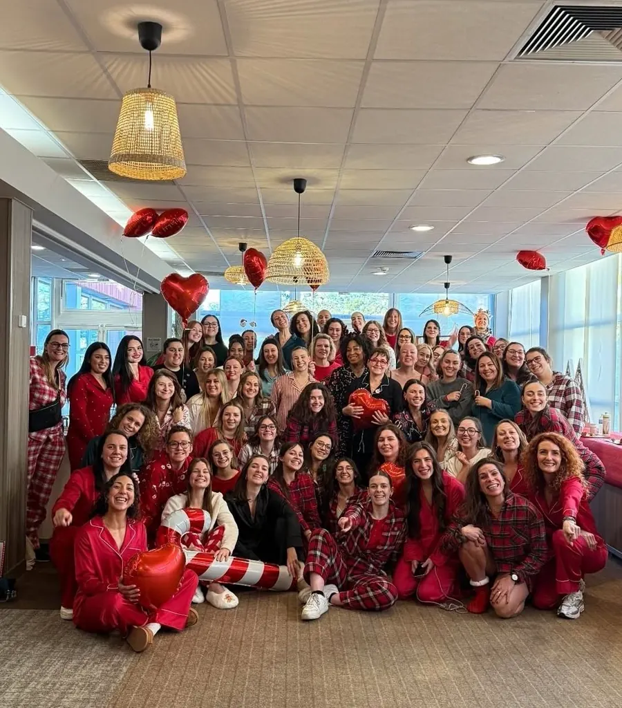 Rassemblement Sunrise Method, plus de 50 femmes en pyjama rouge