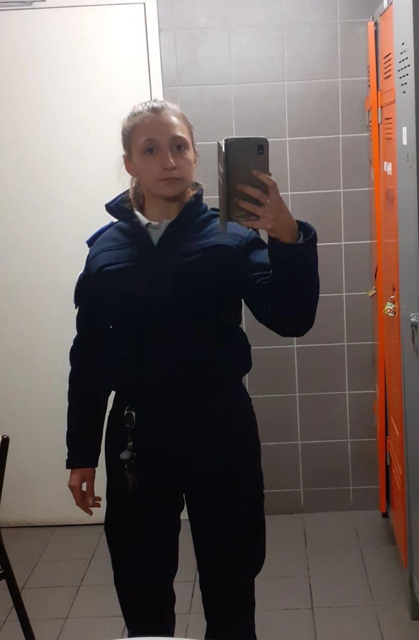 Alizée Baptiste en uniforme de police, avant Sunrise Method